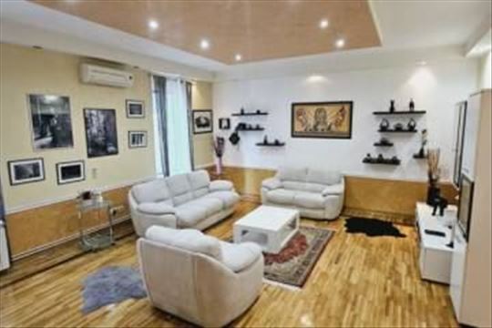 Prodaje se dvosoban stan na Zelenom Vencu, 80m2