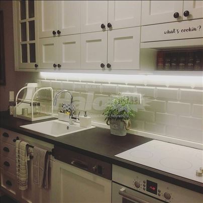 Renoviran i namešten stan 83 m²