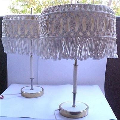 Dve unikatne stone lampe.