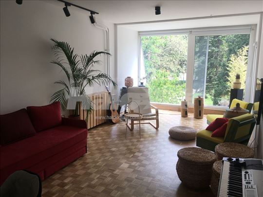 IZUZETAN! Kompletno renoviran, okružen zelenilom 