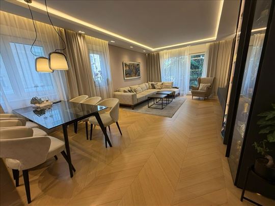 Luks opremljen trosoban stan na Savskom vencu,81m2