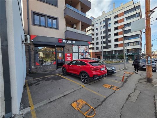 Prodaja lokala 280m2 sa magacinom i parking mestom