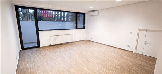 Prodaje se lokal 59 m2 | Preko puta Marakane