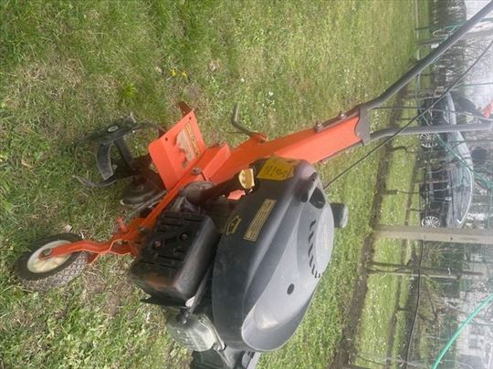 prodajem motokutivator 4 KS, benzinac