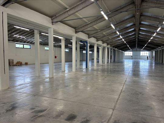 Skladišna hala sa poslovnim prostorom 3200m2