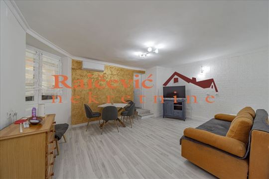 1.5 stan kod Kalenica sa dvoristem od 30 m2!