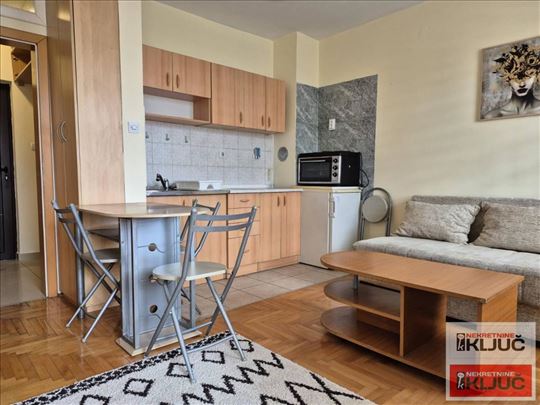 Garsonjera na Keju, Novi Sad, 26 m², 5. sprat