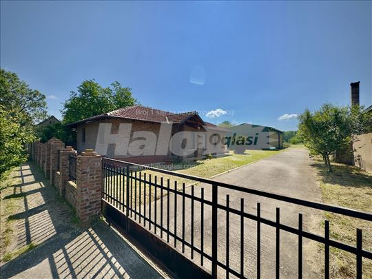 Kuća 160m2 sa magacinskom halom 230m2 na 64,3 ara