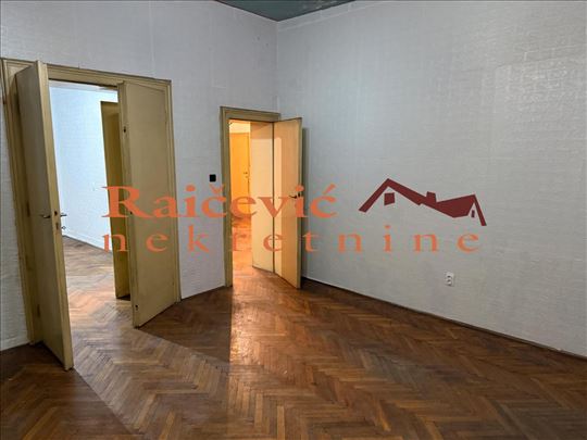 Odlican 2.5 salonac u Brankovoj!