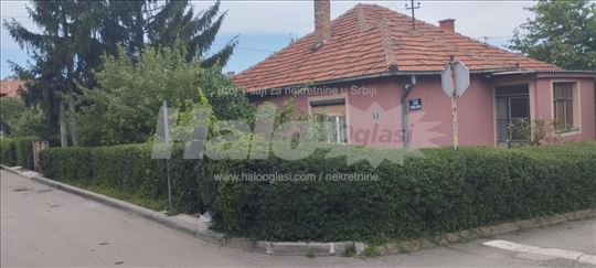 Prodajem porodicnu kucu