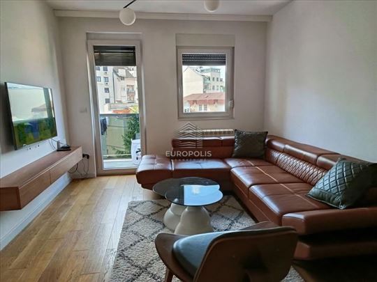Retko u ponudi – Vračar, porodičan stan, lift, 2 t