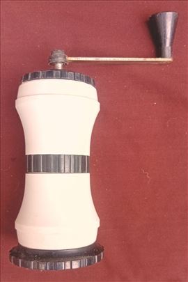 Vintage ručni mlin za kafu od plastike i metala.