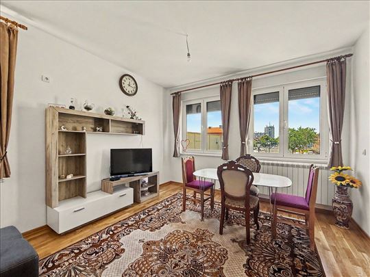Broker - S pogledom na grad