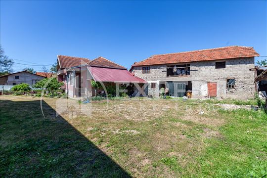 Kuća 80m2 sa dva pomoćna objekta na placu od 14 ar