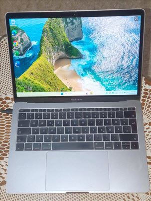 MacBook Pro 13 2017 8/256gb intel i5 Windows 11 