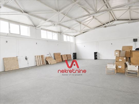 Magacin 260m2 + pomoćna prostorija 45m2 Ledine