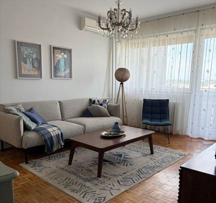 Renoviran,svetao stan, 2 spavaće, Zemun,ID 3608