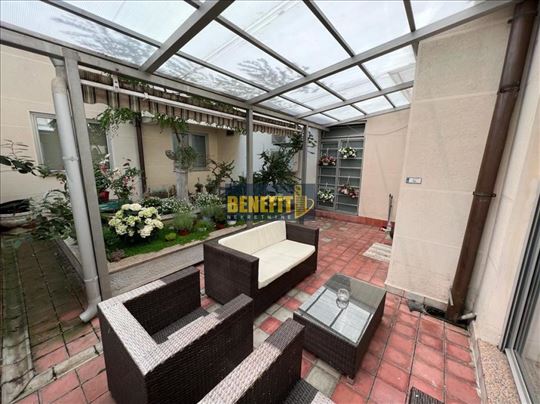 Stan sa baštom 77+45m2