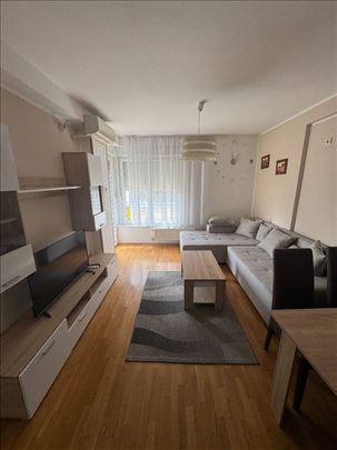 TOP LOKACIJA- kompletno opremljen stan na Sajmistu