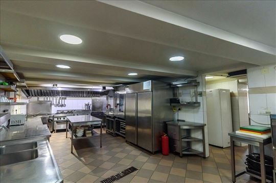 TOP ponuda, profesionalno opremljena kuhinja, 75m2