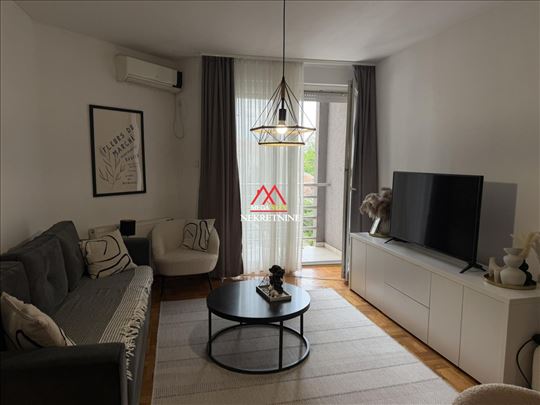 Veoma lepa garsonjera - 29m2 - Grbavica