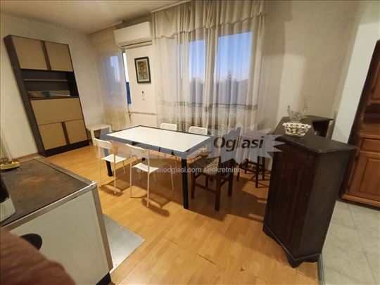 Izdajem dva stana od 70m2 u istoj kuci Simanovci