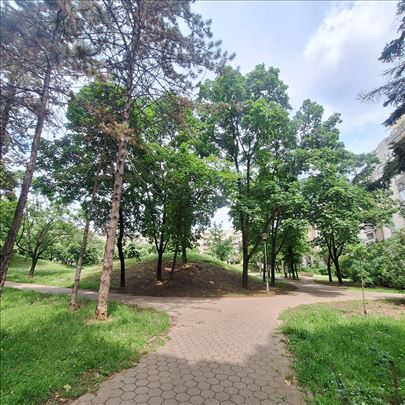 Bez ulaganja, kod Arene, zgrada POTKOVICA