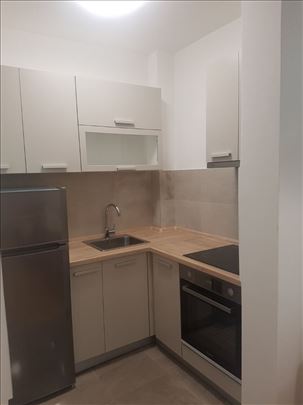 Gornji deo kuhinje. Aspirator i sudopera