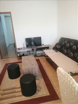 Izdaje se dvoiposoban namešten stan