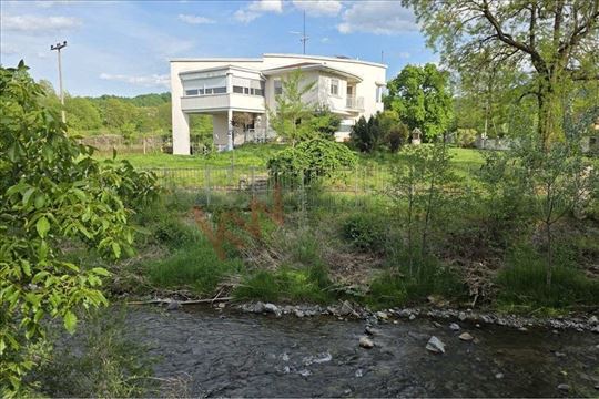 Porodična kuća sa unutrašnjim bazenom, 484 m² 