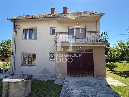 Šumarice, kuća od 297m2 na tri etaže 