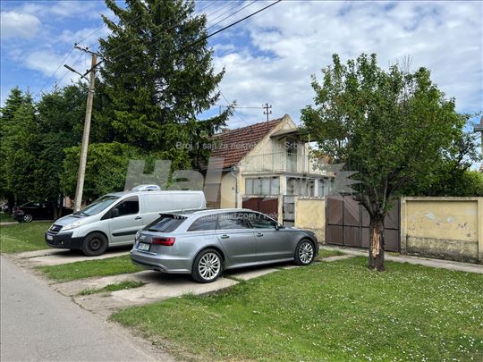 Kuća u Bačkom Jarku prekoputa terena, PLAC 649m2