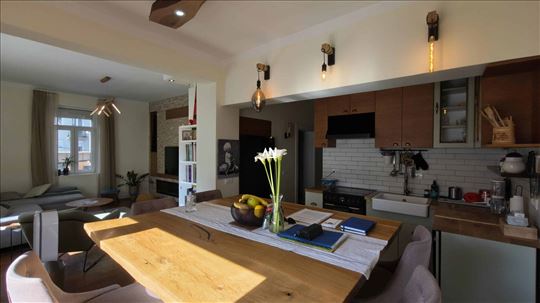 Lep stan. 2.9m visok plafon. Opremljen. Cena!!!!!!