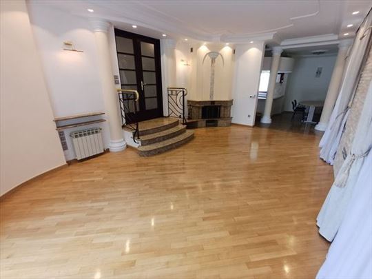 Lepa, renovirana kuća, dvorište, Voždovac, ID4060