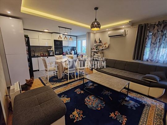 LUX renoviran, izuzetan 2.5 stan sa terasom – Blok