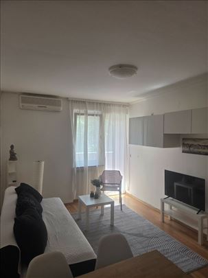 Prelep stan na super lokaciji-Augusta Cesarca