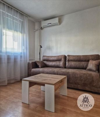 Renovirana garsonjera u centru – pogled na Trg mla