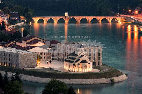 Stan sa pogledom na most na Drini