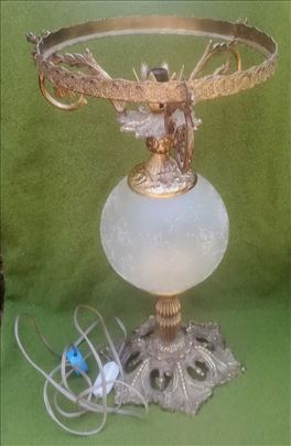 Stara komodna lampa.