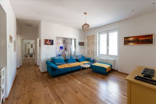 Zemun Centar 103m2 + terasa 3m2, renoviran