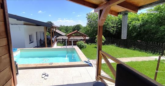 Baćevac, kuća sa bazenom pogodna i za turizam ..