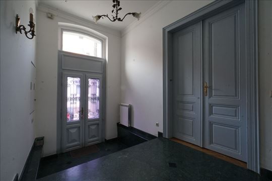 Gardos, izuzetna salonska kuca sa garazom