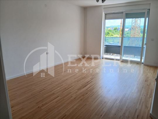 Izdaje se nenamešten troiposoban stan 85m2, Ledena