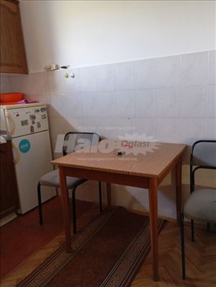 Izdaje se stan u Zemunu, Gornji grad