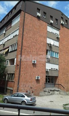 Izdajem namešten dvosoban stan za studente ... na