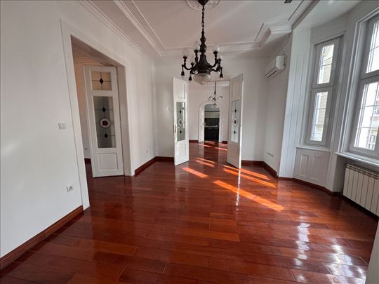 Izuzetan renoviran salonac kod Kliničkog centra