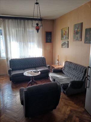 Na prodaju trosoban stan u centru