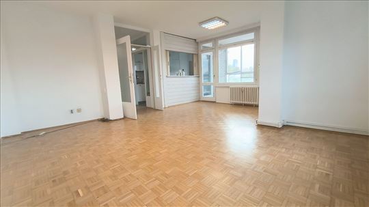 Odličan 112m2, 5.0,Trostran,Bez buke, Polunamešten