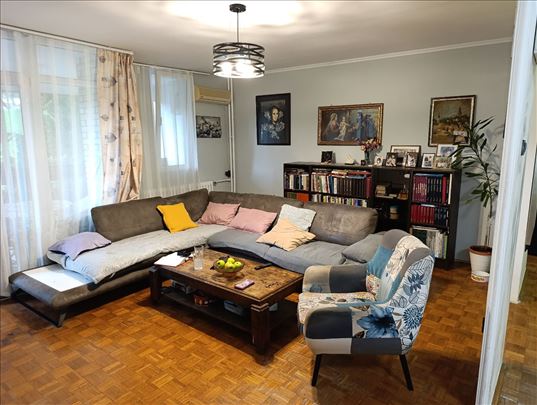 Odličan četvorosoban stan u kvalitetnim zgradama
