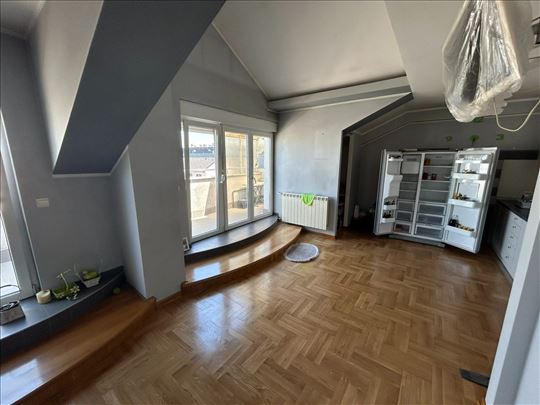 Retko u ponudi - 5.0 stan u nivou 150m2